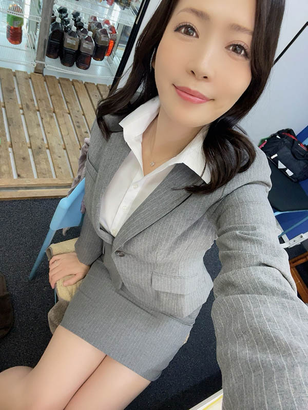 最新推荐！集美貌与战力百货柜姐《冲宫那美》精选作品介绍……