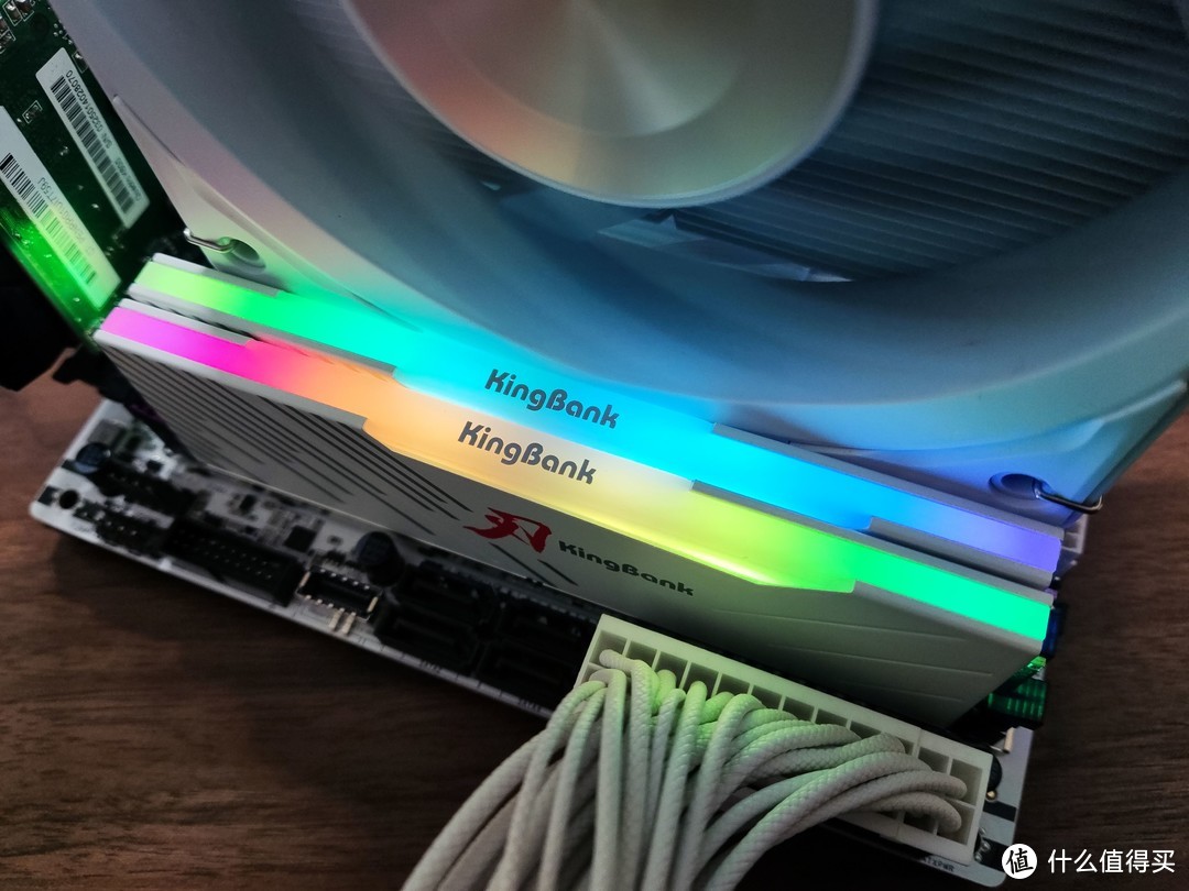 高性能纯白内存，颜值党之选，金百达 白刃 RGB DDR5 8000MHz内存