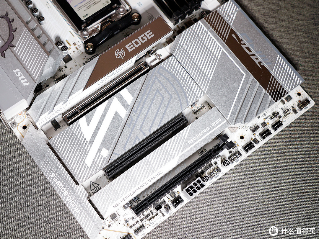 白色海景房内测RTX5080，性能提升不及预期，但好想以原价入手