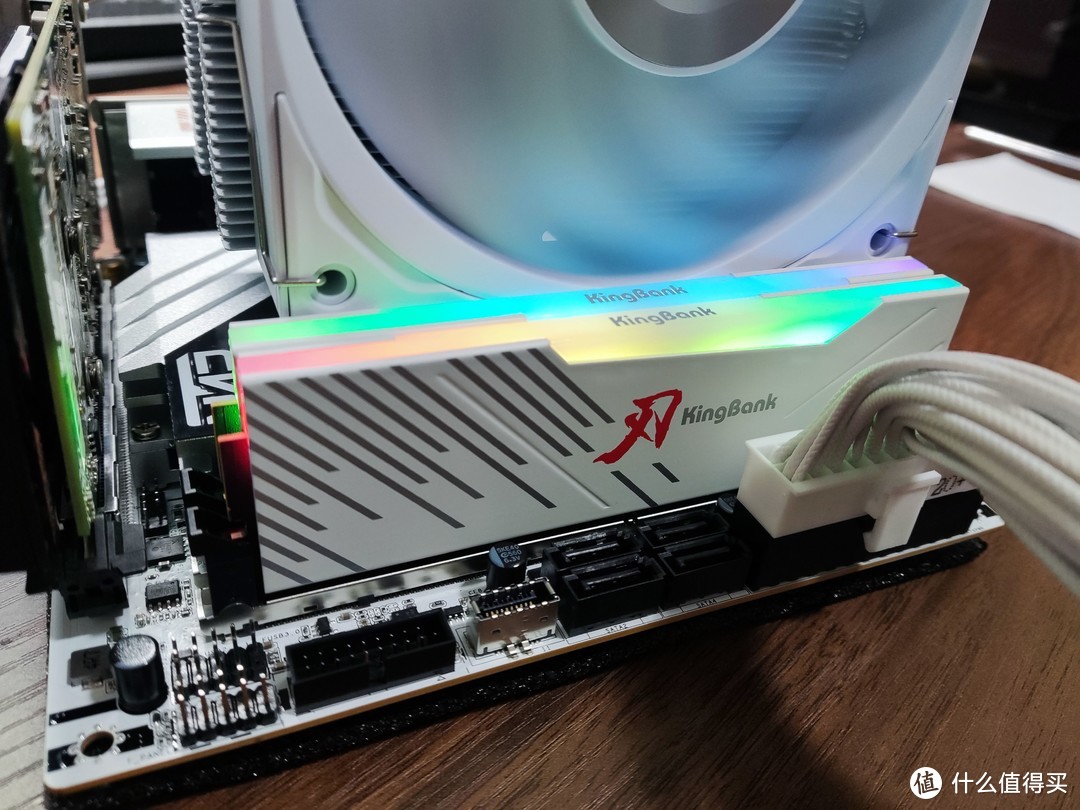 高性能纯白内存，颜值党之选，金百达 白刃 RGB DDR5 8000MHz内存