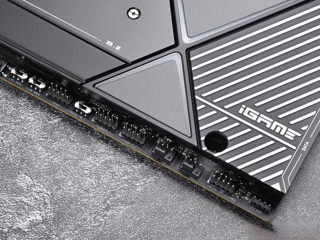 七彩虹iGame RTX 5090与Z890主板：2025顶级硬件组合性能解析