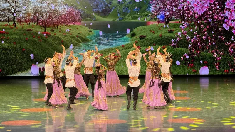 乌兹别克斯坦歌舞团献艺和田，架起跨国文化交流桥梁