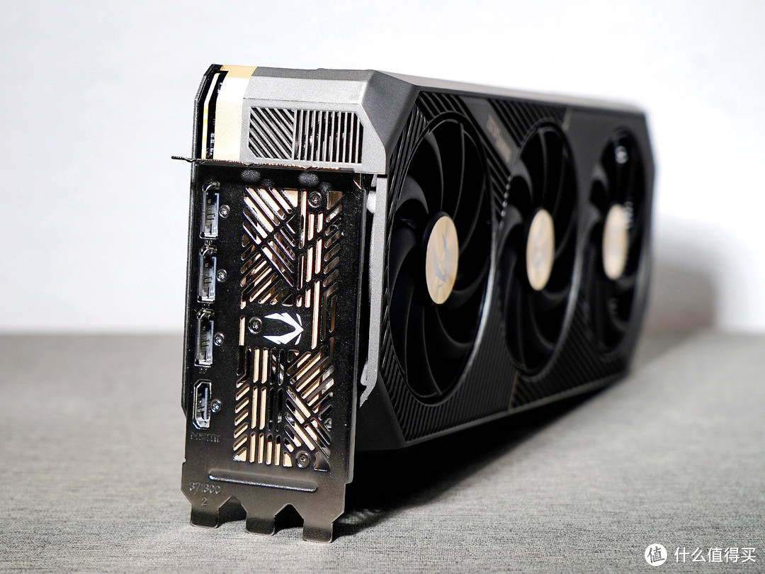 白色海景房内测RTX5080，性能提升不及预期，但好想以原价入手